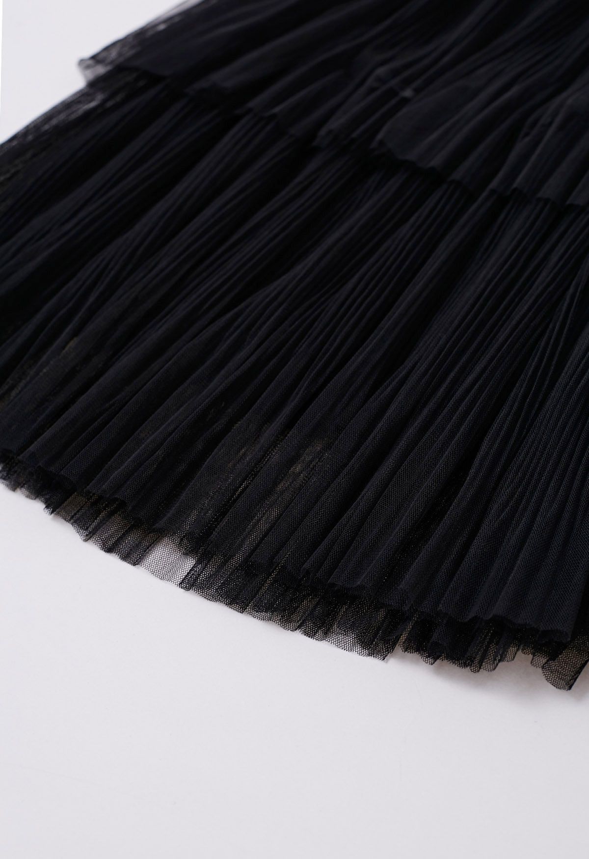 تنورة منمقة بفيونكة من التول الشبكي ذو طبقات من Plisse باللون الأسود