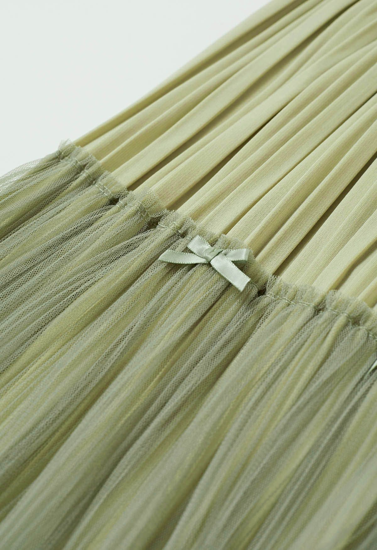 تنورة منمقة بعقدة من التول الشبكية ذات طبقات من Plisse باللون الفستقي