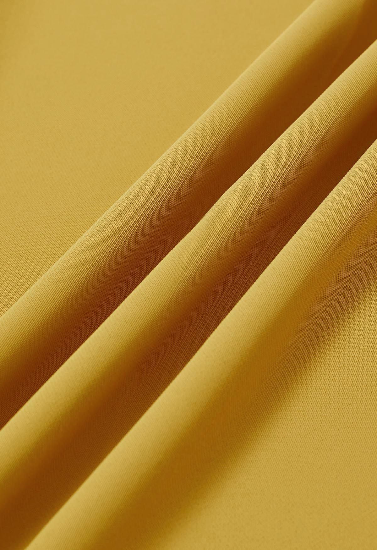 بنطال بخصر مطوي وساق مستقيمة باللون الأصفر