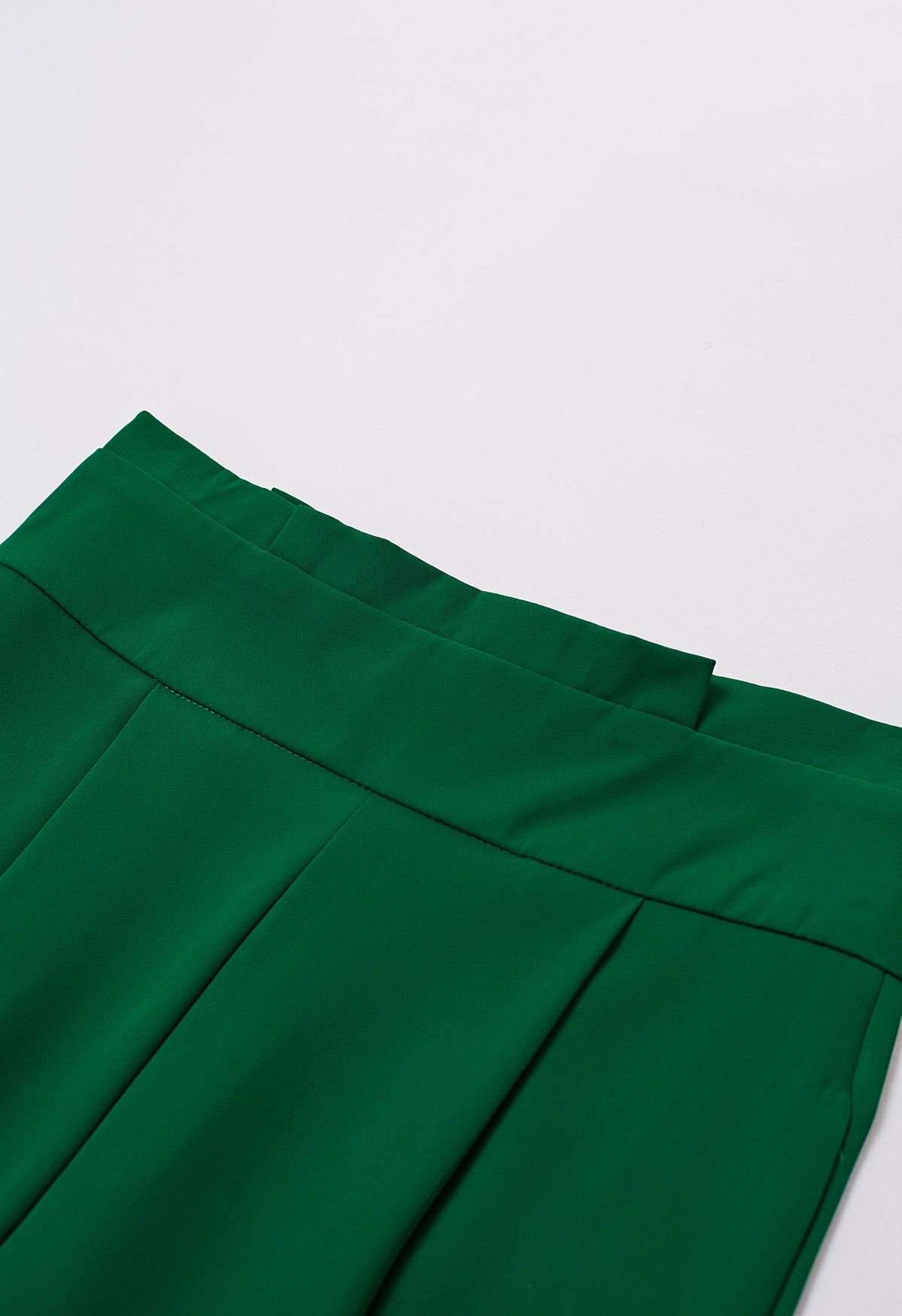 بنطال بخصر مطوي وساق مستقيمة باللون الأخضر