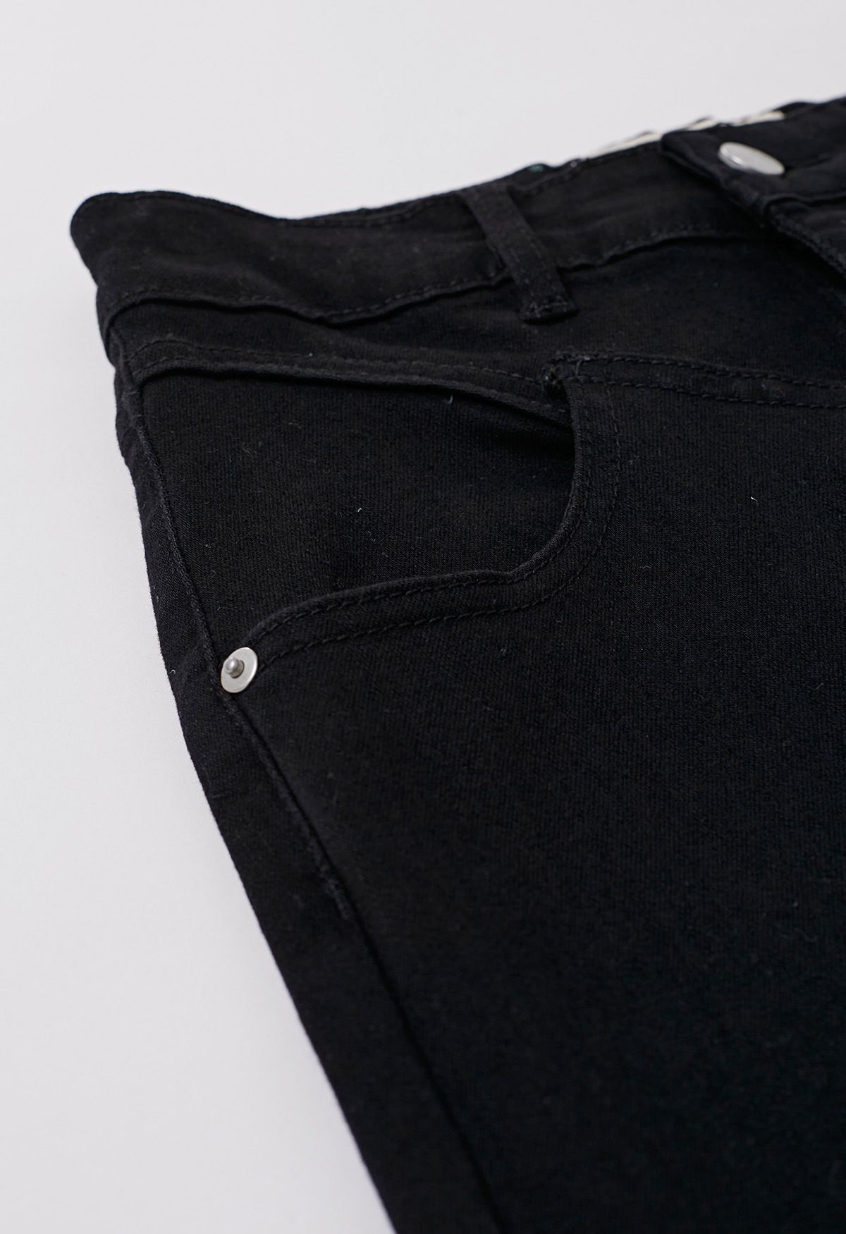 بنطال جينز جذاب وقابل للتمدد باللون الأسود