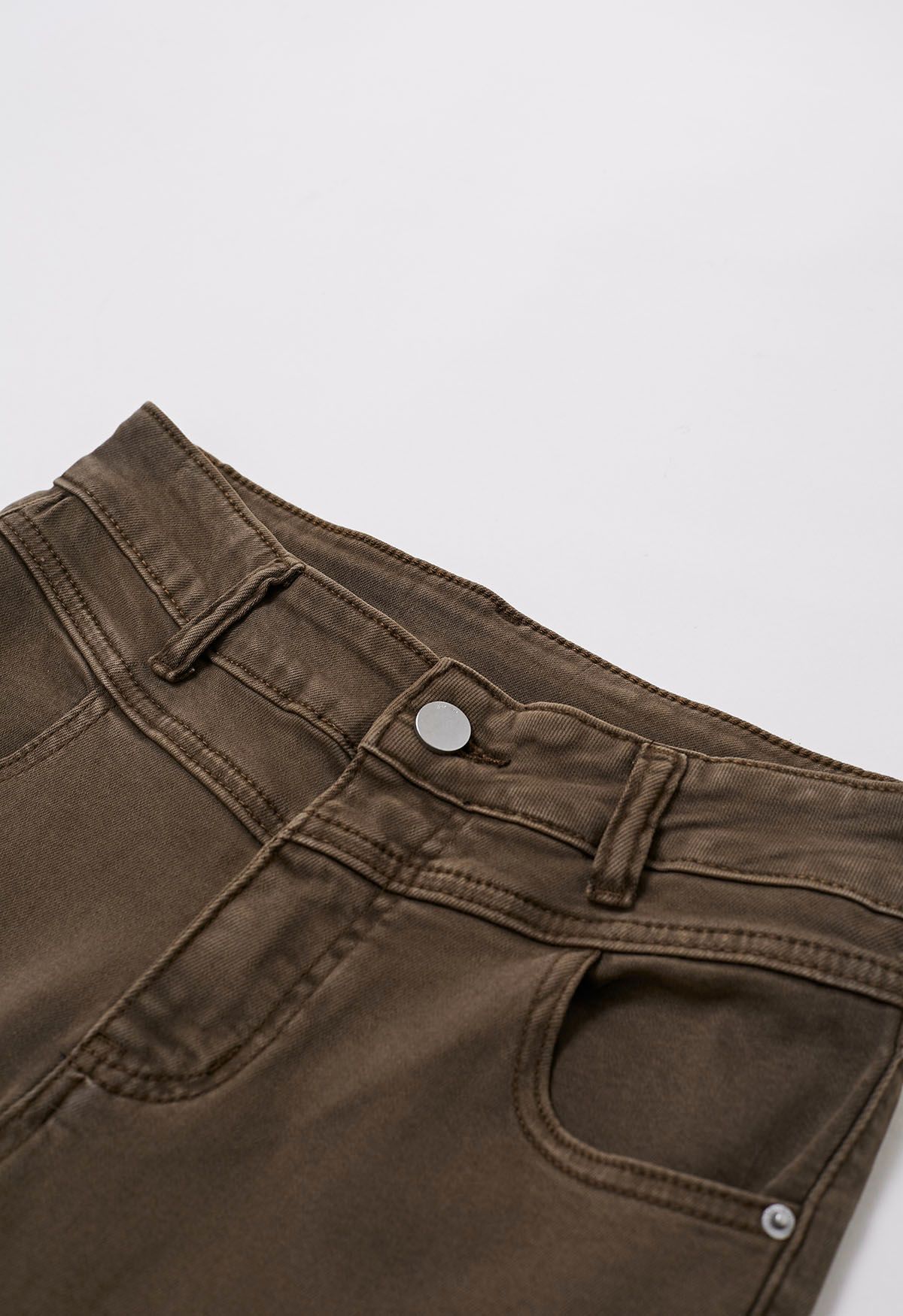 بنطال جينز واسع الساق ذو خصر عالٍ على الموضة باللون البني