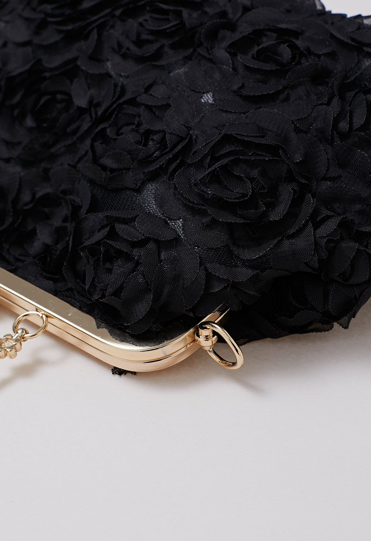 حقيبة يد أنيقة بتلات الورد باللون الأسود