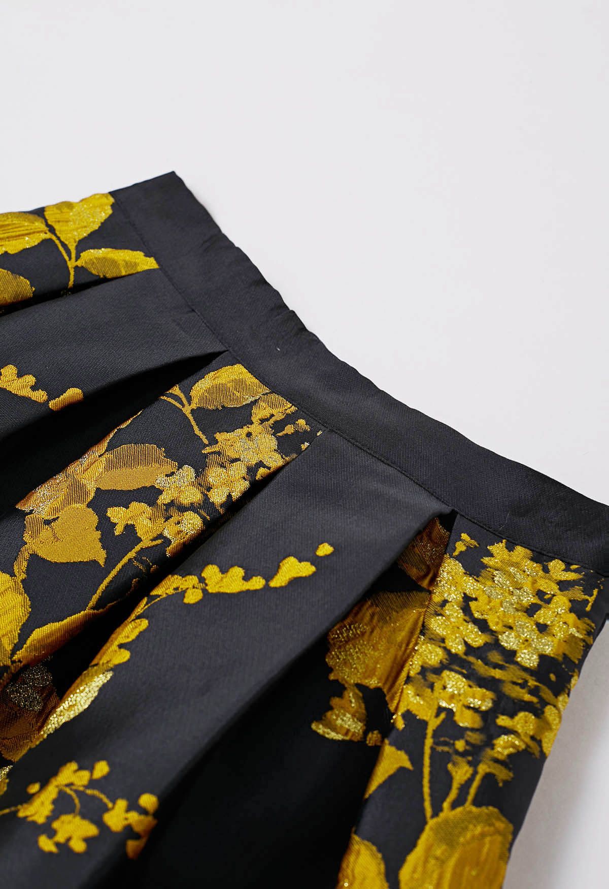 تنورة متوسطة الطول بطيات من قماش الجاكار الفاوانيا باللون الذهبي