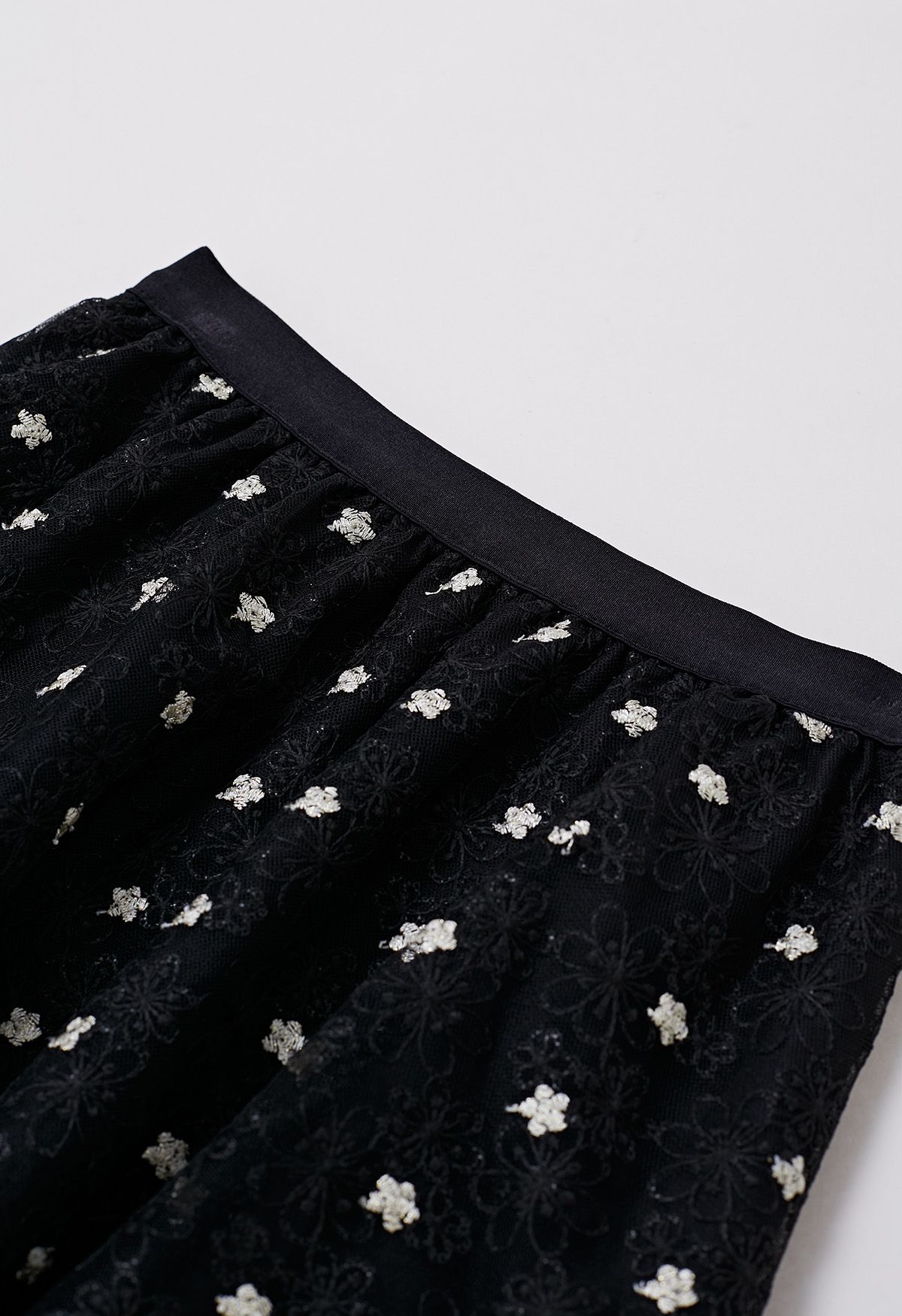 تنورة ديزي شبكية مطرزة من التول باللون الأسود