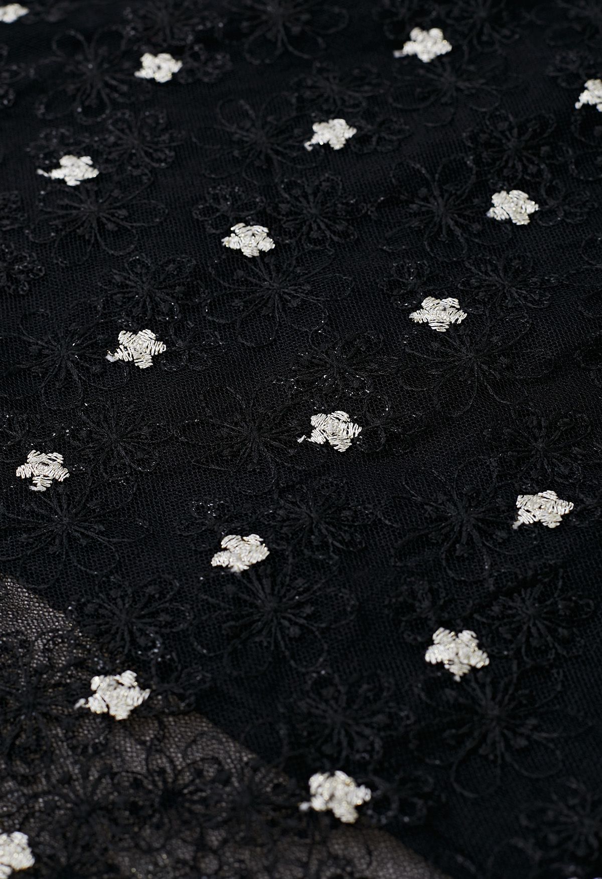 تنورة ديزي شبكية مطرزة من التول باللون الأسود