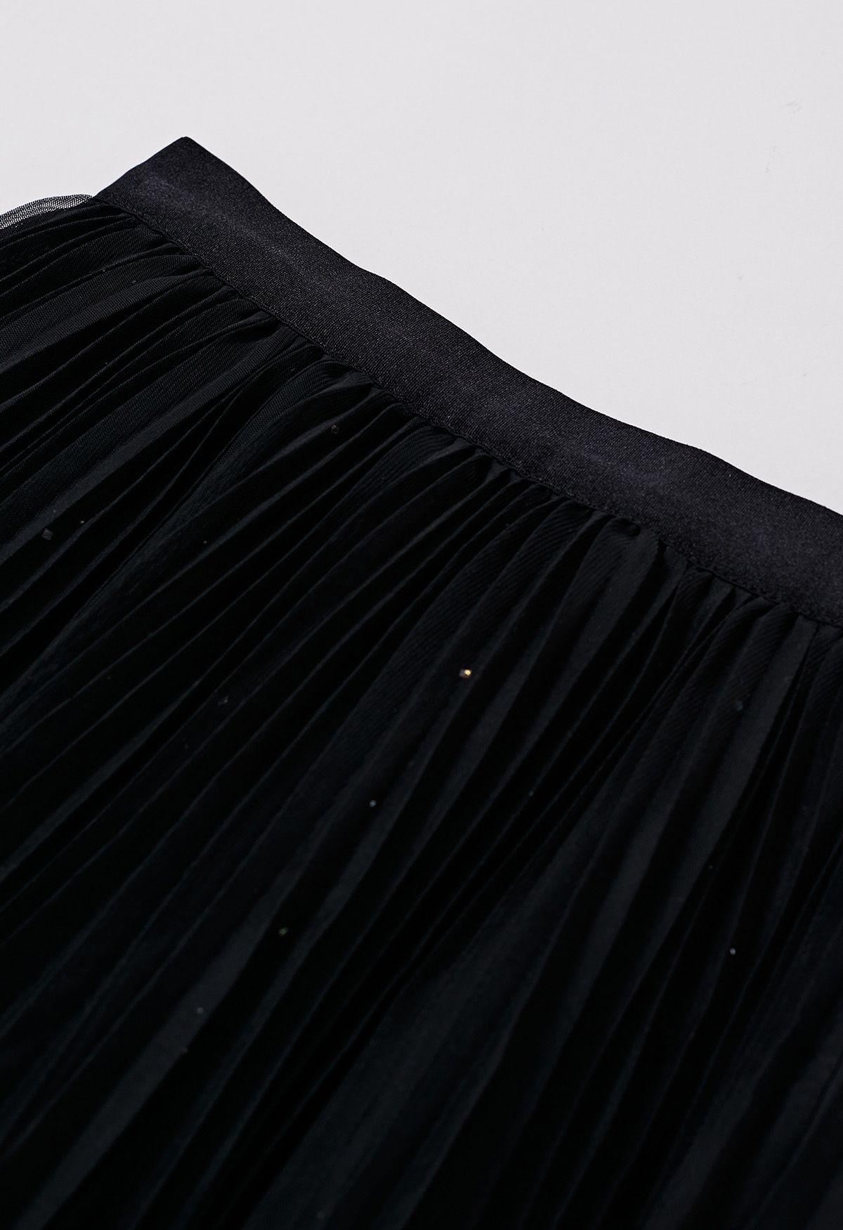 تنورة تول شبكية ذات ثنيات لامعة باللون الأسود
