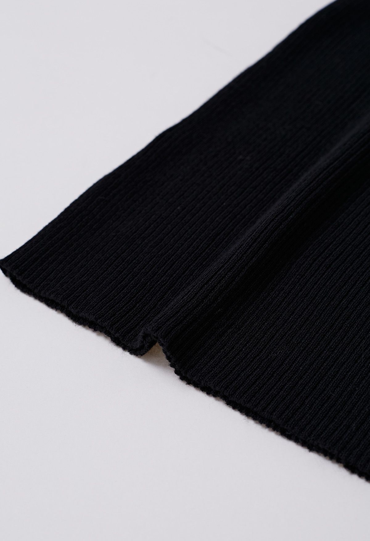 بلوزة متماسكة بأكمام شبكية ثلاثية الأبعاد باللون الأسود