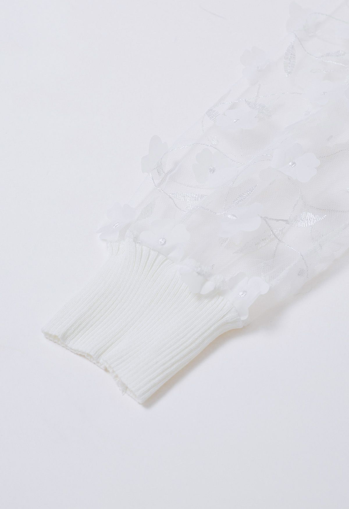 بلوزة متماسكة بأكمام شبكية ثلاثية الأبعاد باللون الأبيض