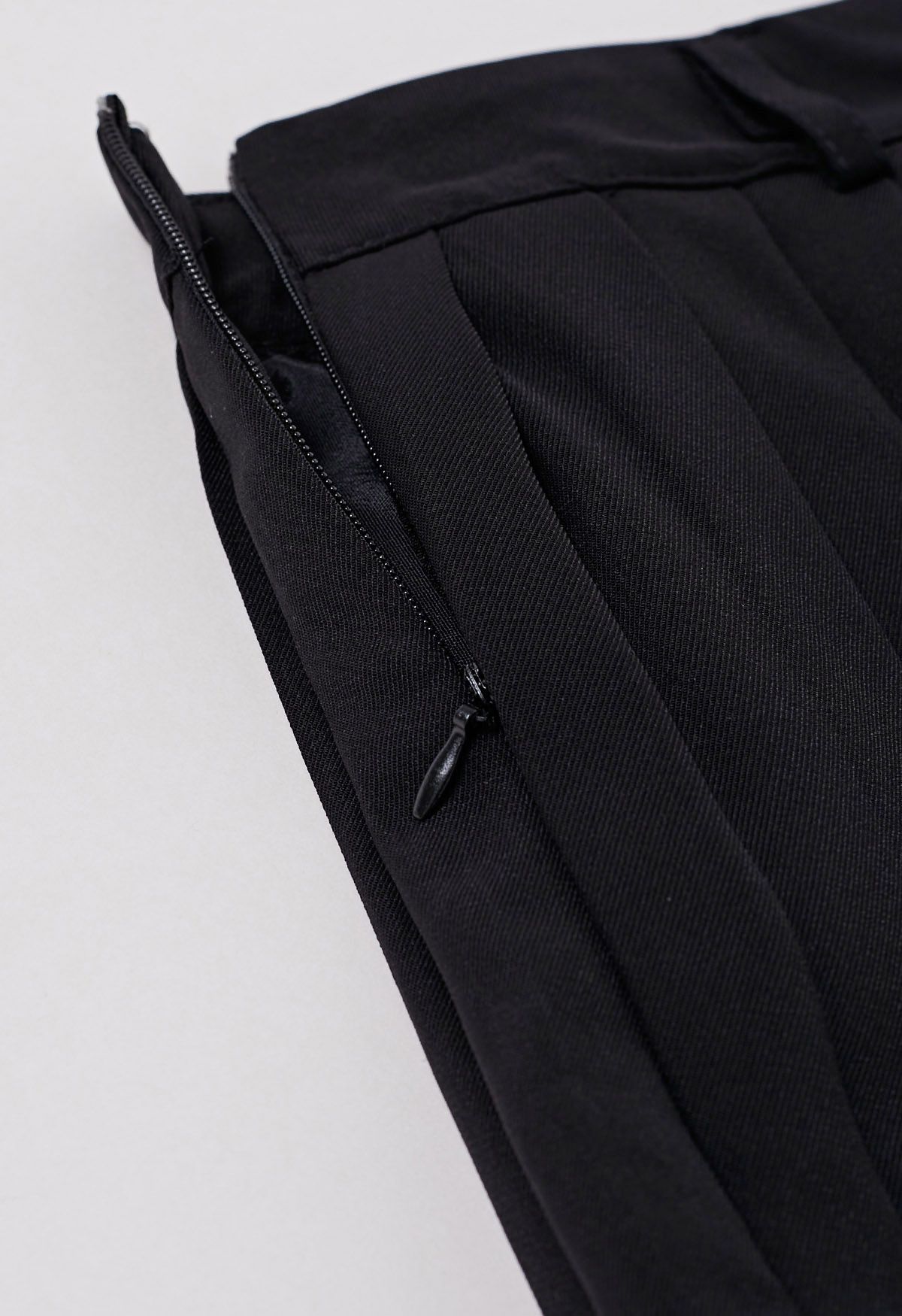 تنورة كلاسيكية صغيرة مطوي باللون الأسود