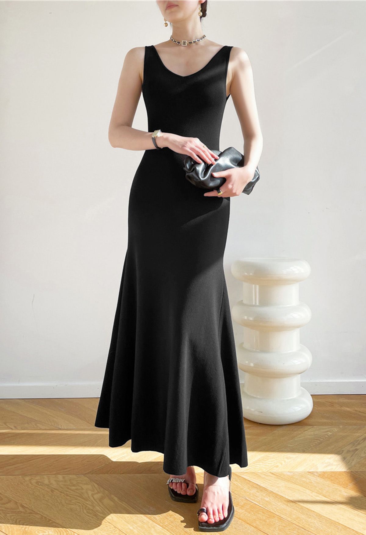 فستان ماكسي بدون أكمام مع فتحة عنق على شكل حرف V باللون الأسود