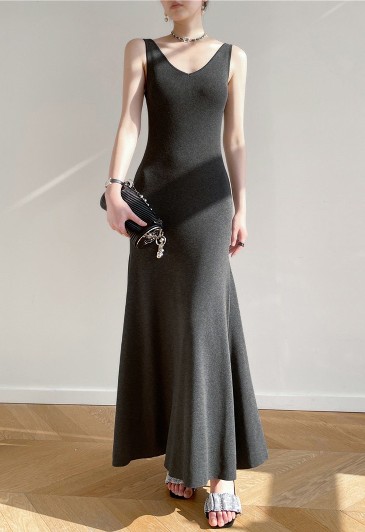 فستان ماكسي بدون أكمام مع فتحة عنق على شكل V باللون الدخاني