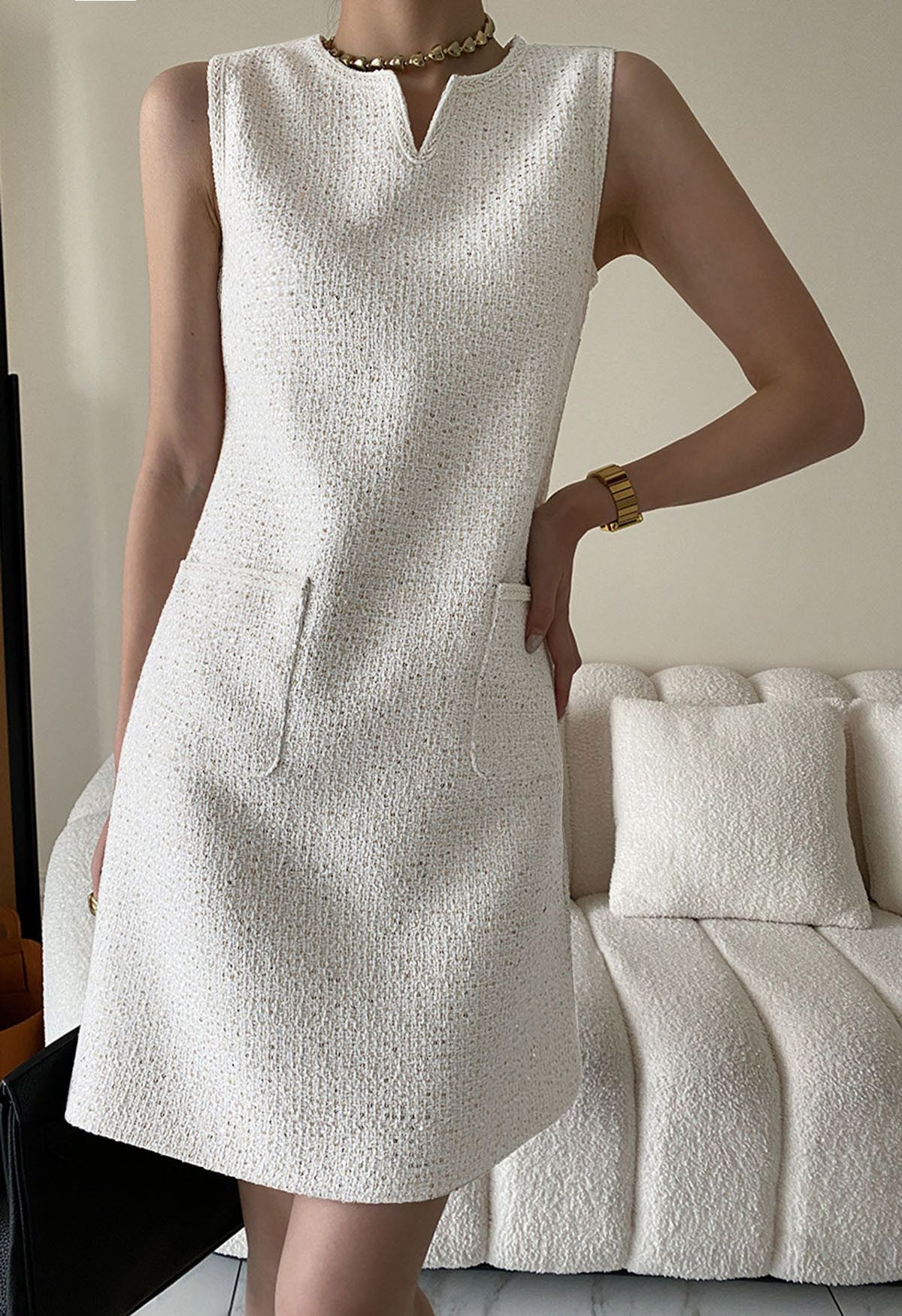 فستان تويد بدون أكمام مطرز بالترتر باللون الأبيض