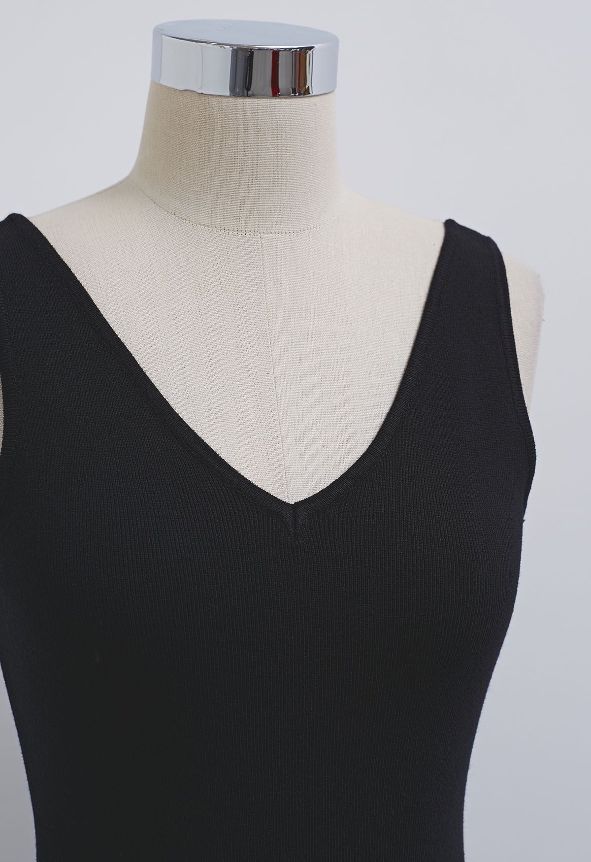 فستان ماكسي بدون أكمام مع فتحة عنق على شكل حرف V باللون الأسود