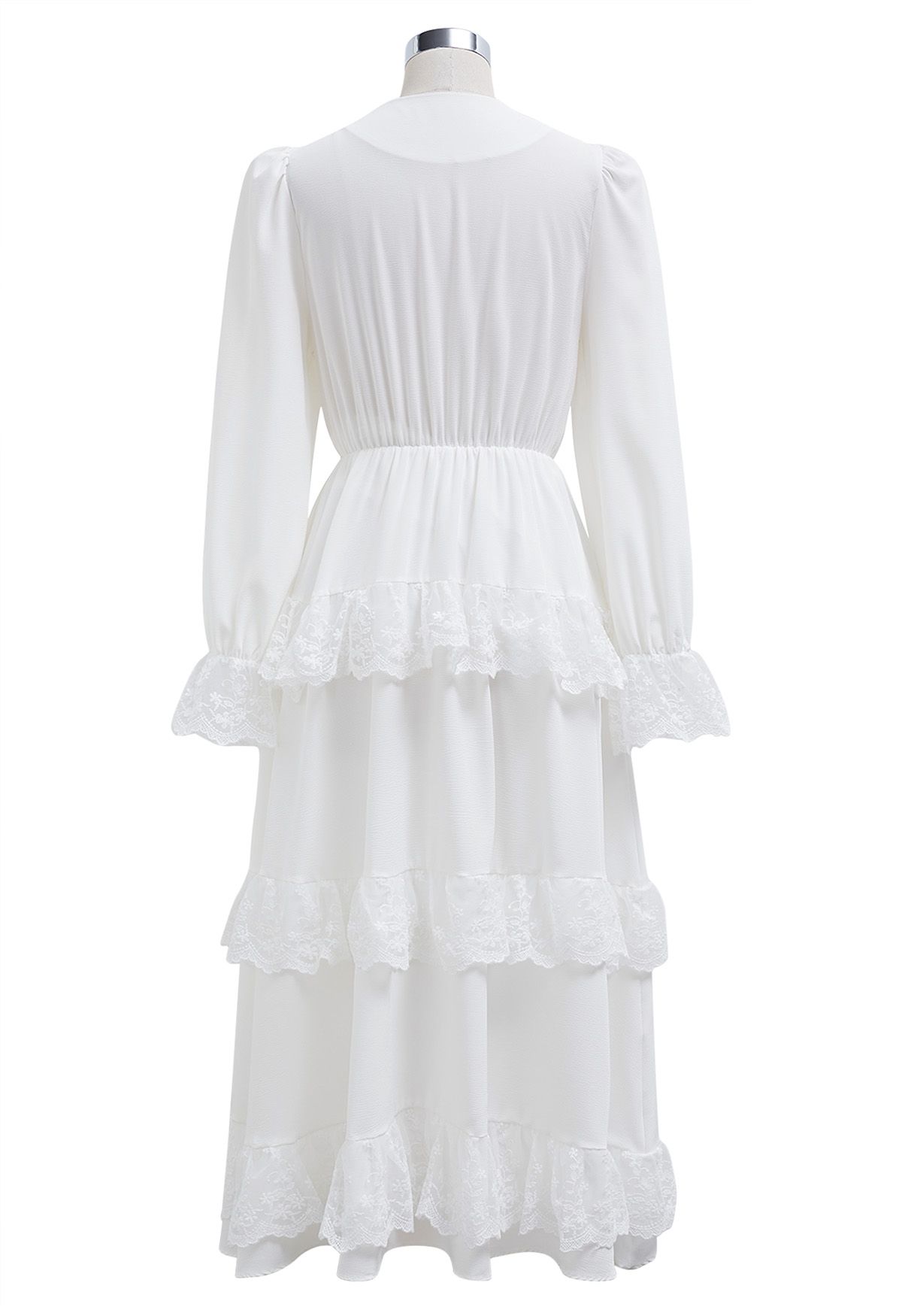 فستان شيفون متوسط الطول بطبقات من الدانتيل باللون الأبيض