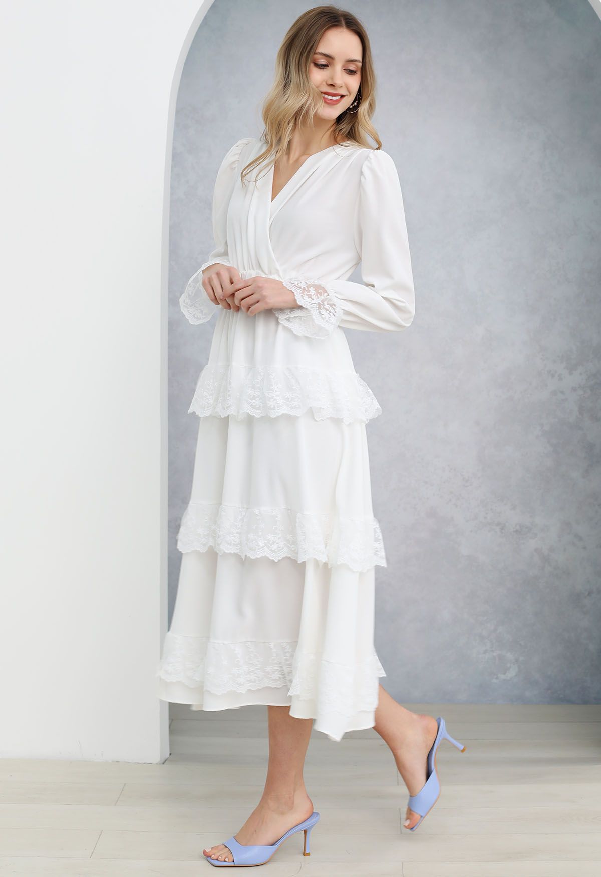 فستان شيفون متوسط الطول بطبقات من الدانتيل باللون الأبيض