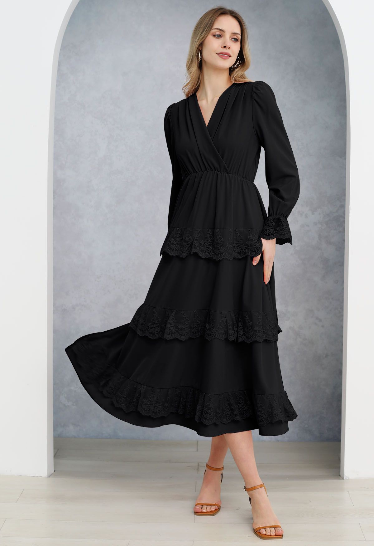 فستان ميدي من الشيفون بطبقات من الدانتيل باللون الأسود