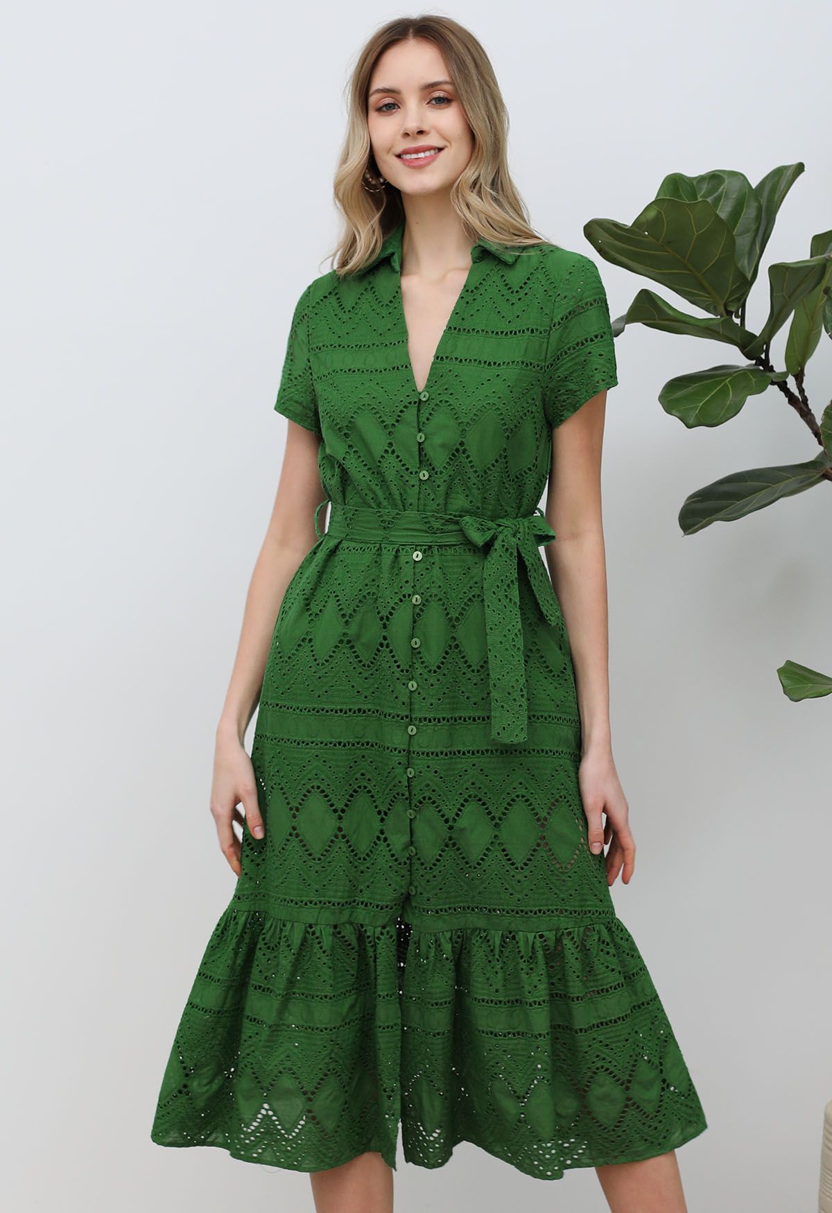 فستان مزين بالخضرة في فصل الربيع ومطرز بفتحات