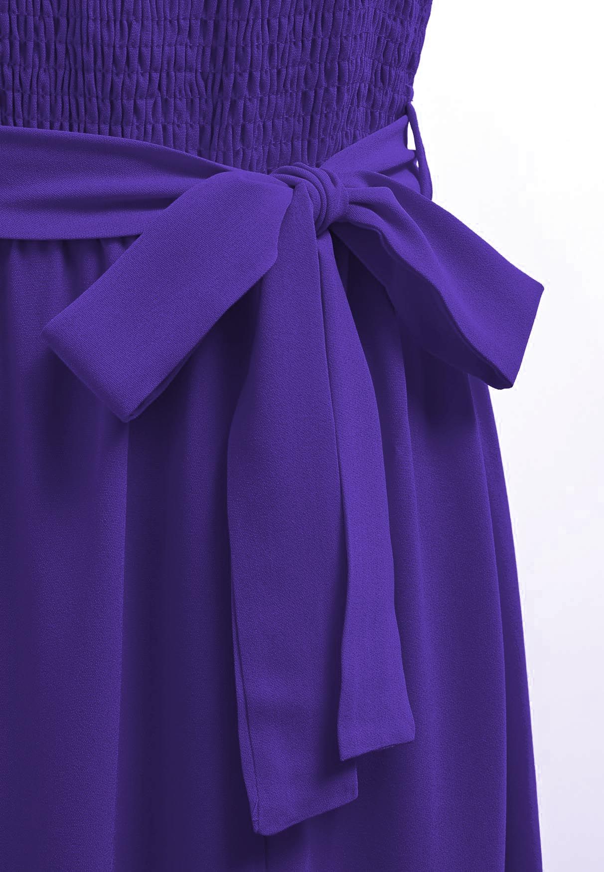 فستان متوسط الطول بحزام على شكل كشكش غير منتظم باللون النيلي
