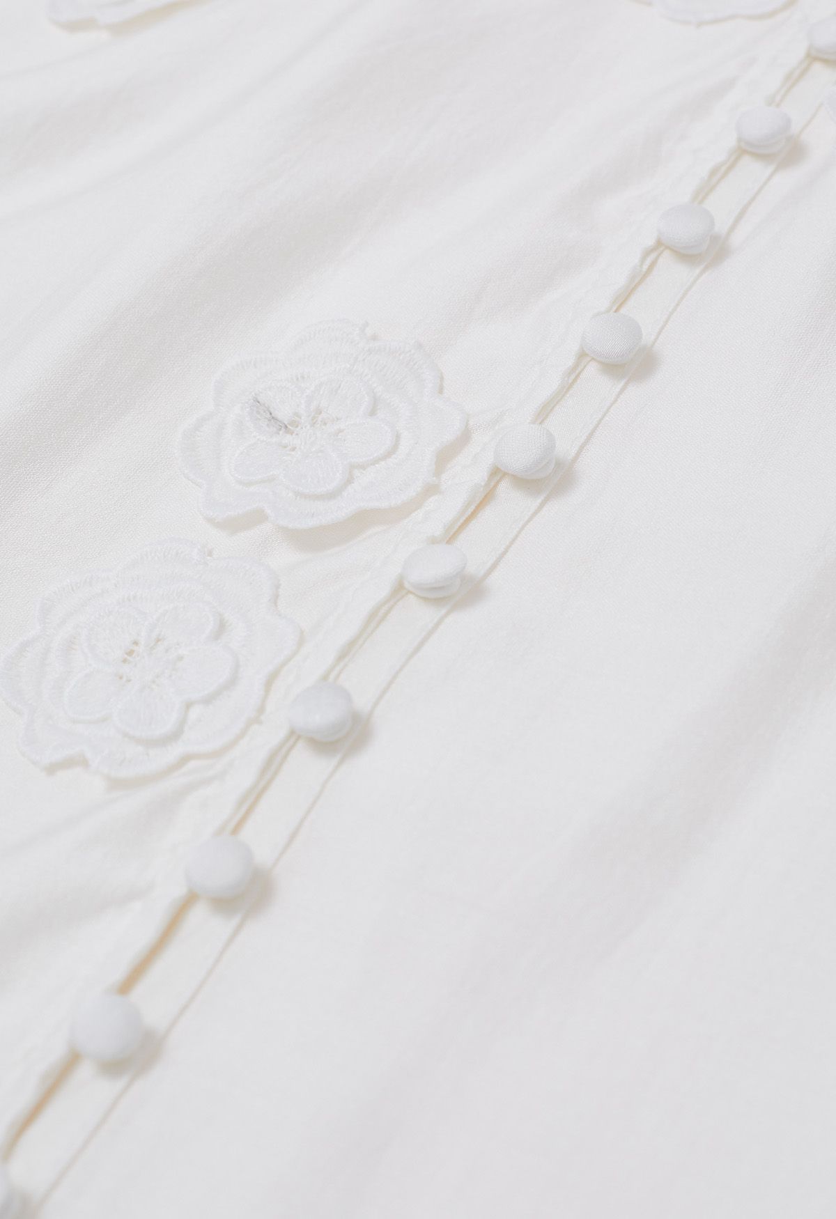 قميص بأزرار رومانتيك بلوسوم ثلاثي الأبعاد مزين بزهور من الدانتيل باللون الأبيض