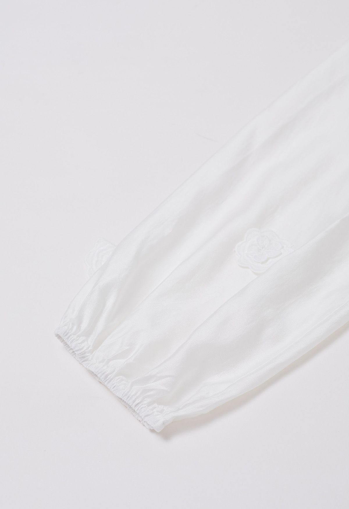 قميص بأزرار رومانتيك بلوسوم ثلاثي الأبعاد مزين بزهور من الدانتيل باللون الأبيض