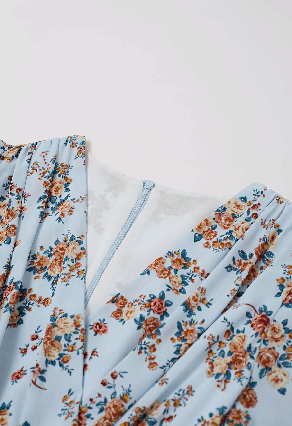 فستان ميدي رومانسي مزين بالزهور ومكشكش باللون الأزرق