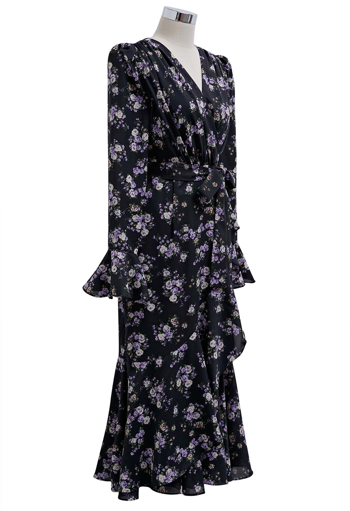 فستان ميدي رومانسي مزين بالزهور ومكشكش باللون الأسود