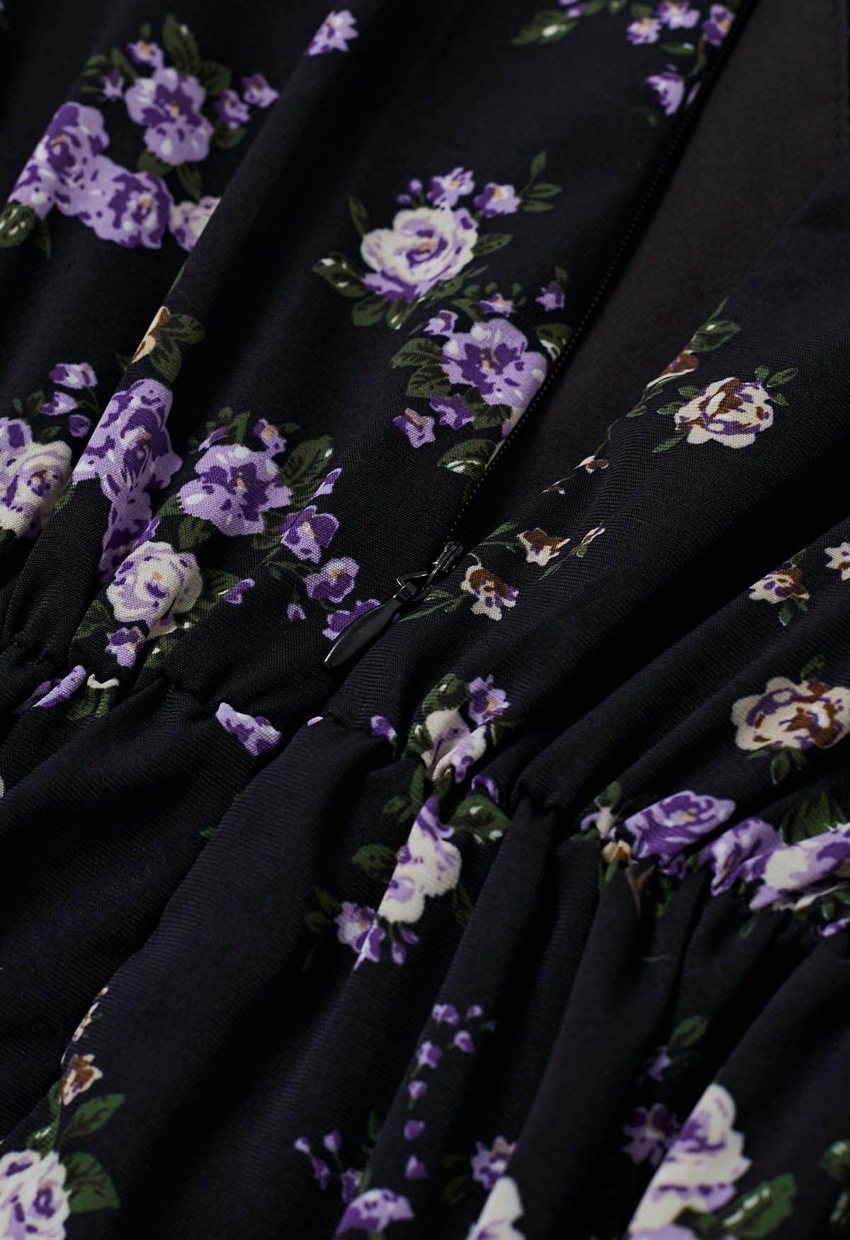 فستان ميدي رومانسي مزين بالزهور ومكشكش باللون الأسود