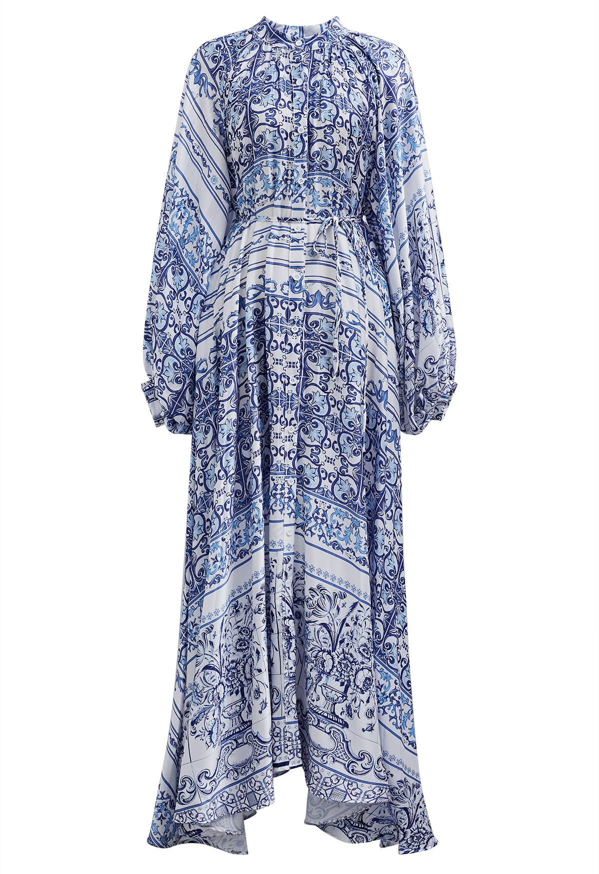 فستان طويل غير متماثل بأزرار سفلية وطبعات من البلاط الأزرق