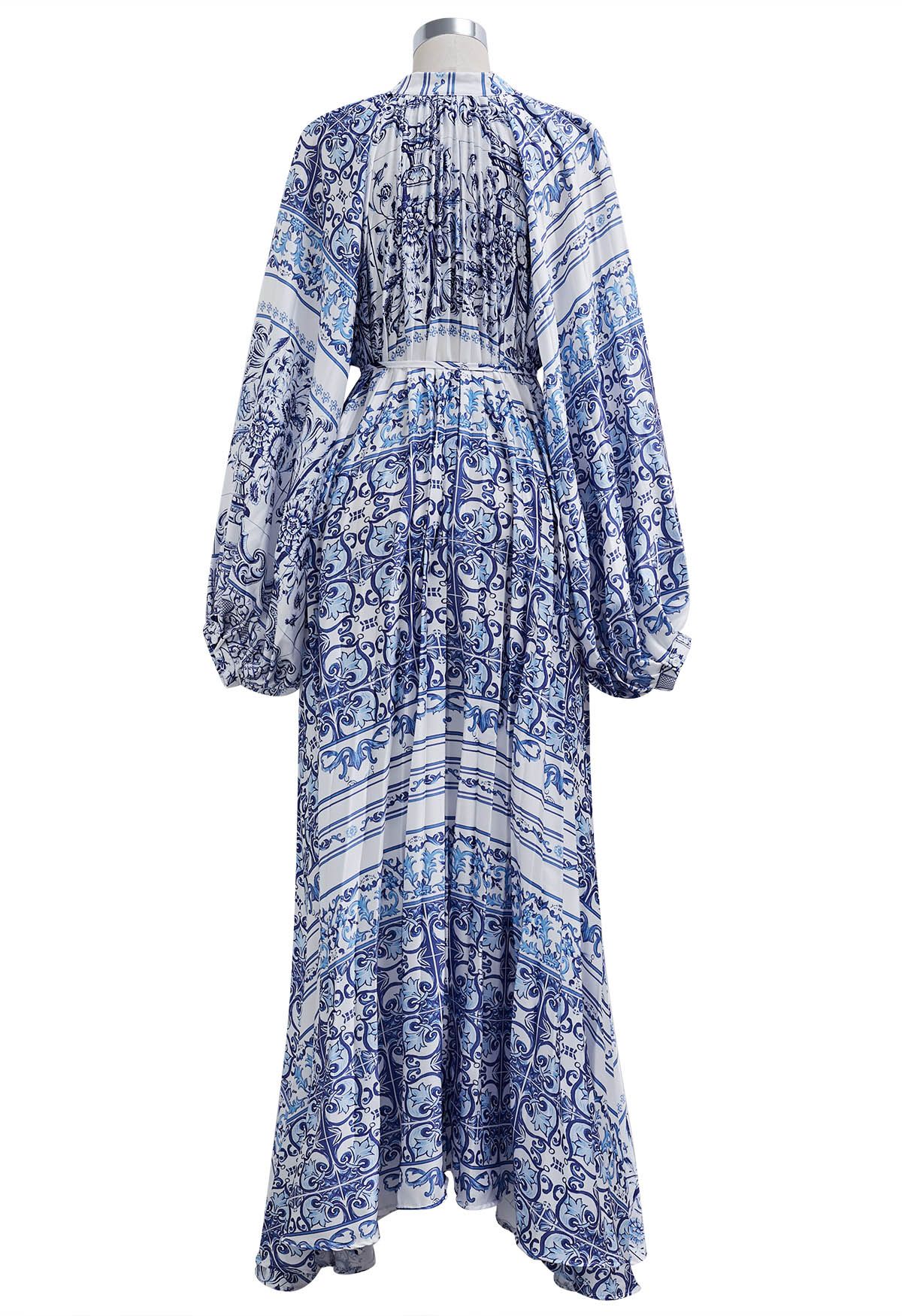 فستان طويل غير متماثل بأزرار سفلية وطبعات من البلاط الأزرق