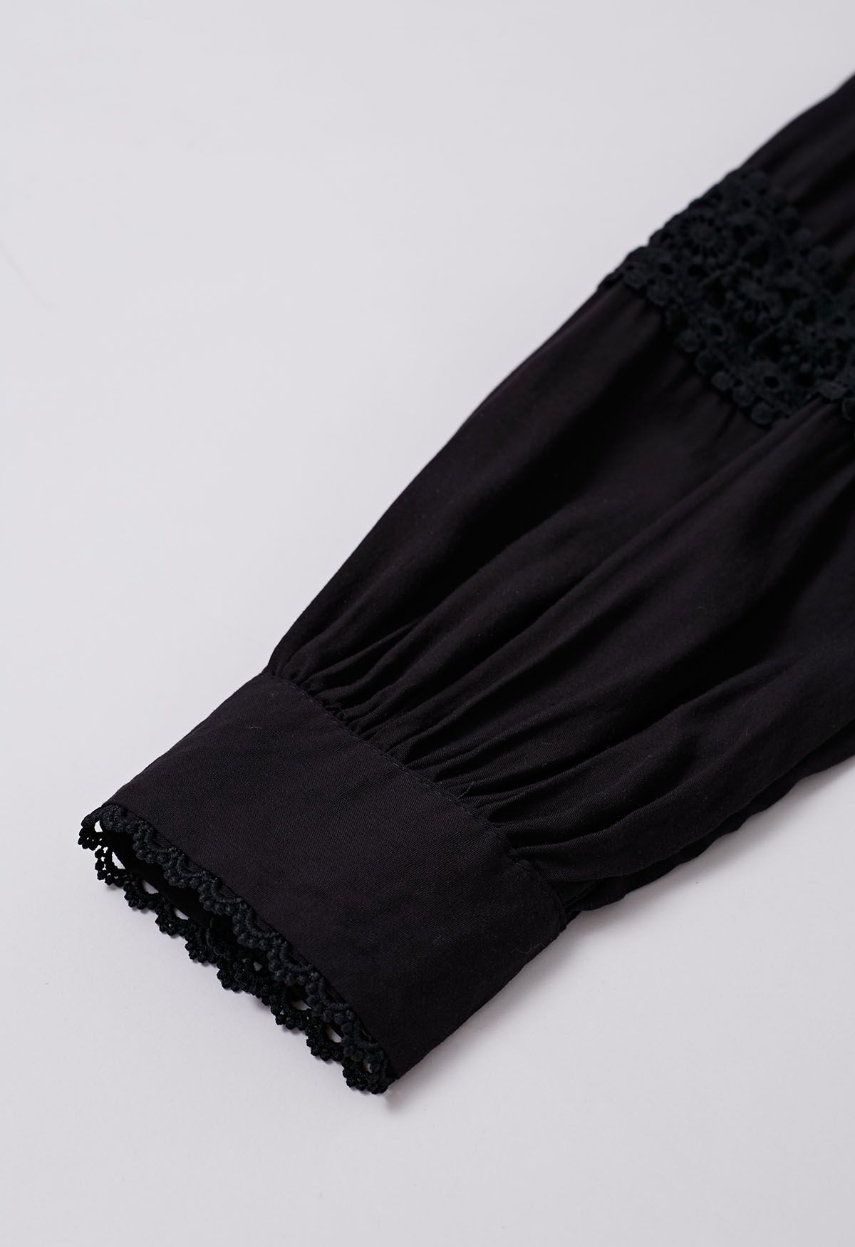 فستان كروشيه بأزرار على الخصر وربطة عنق باللون الأسود