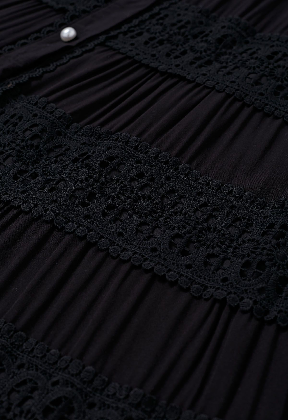 فستان كروشيه بأزرار على الخصر وربطة عنق باللون الأسود