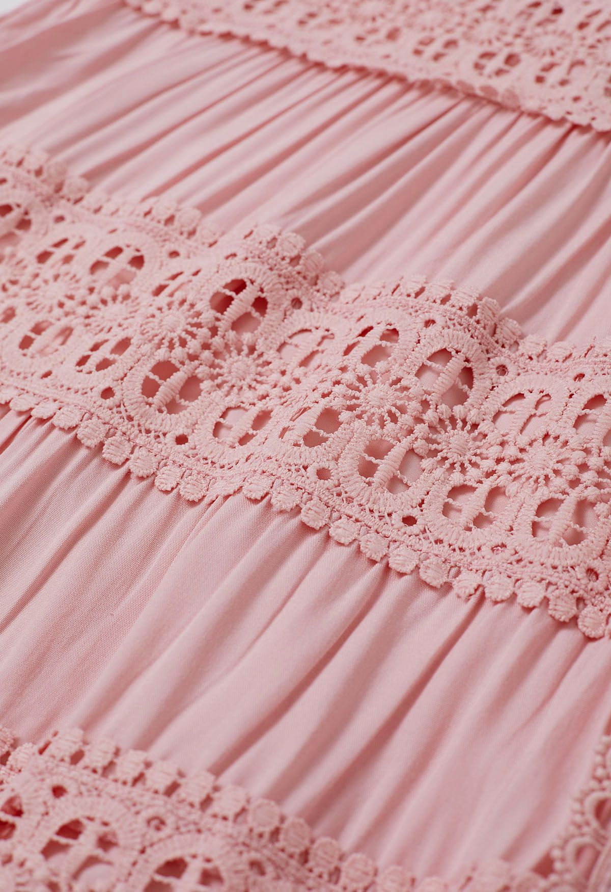 فستان كروشيه بأزرار على الخصر وربطة عنق باللون الوردي
