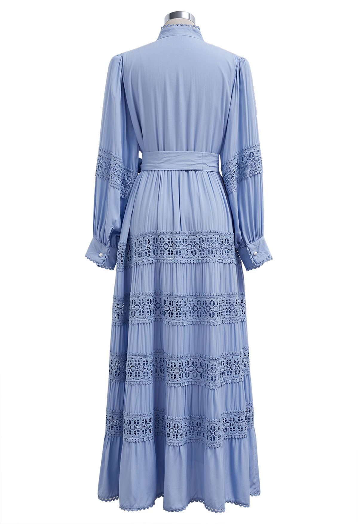 فستان كروشيه بأزرار على الخصر وربطة عنق باللون الأزرق