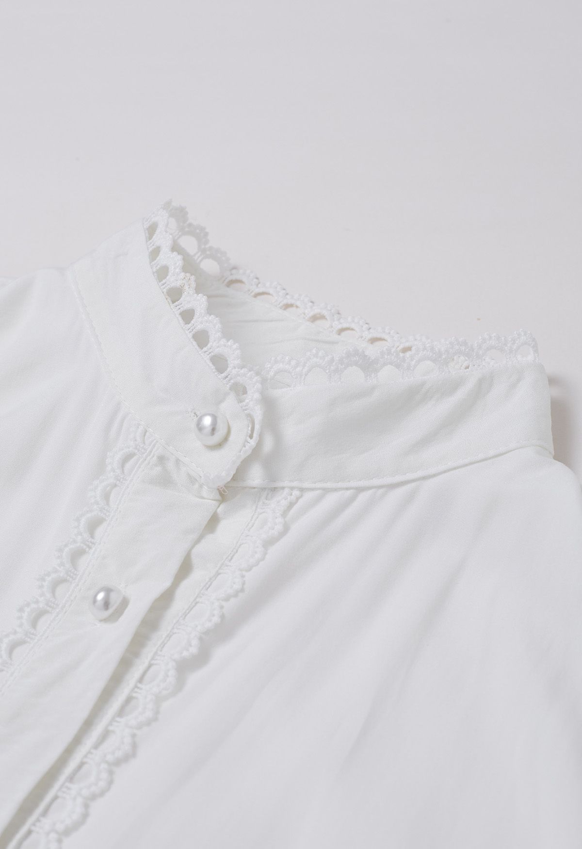 فستان كروشيه بأزرار على الخصر وربطة عنق باللون الأبيض