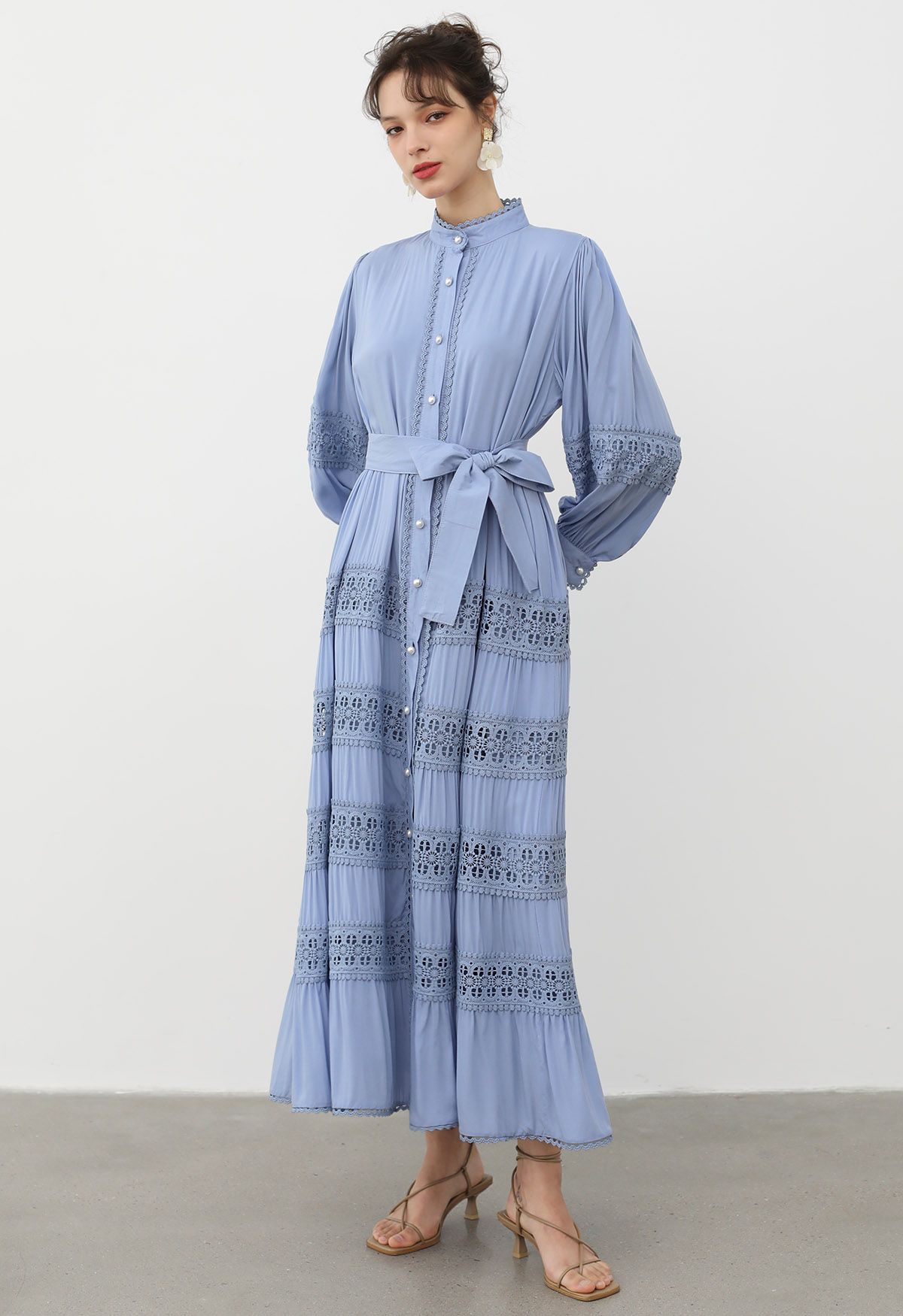 فستان كروشيه بأزرار على الخصر وربطة عنق باللون الأزرق