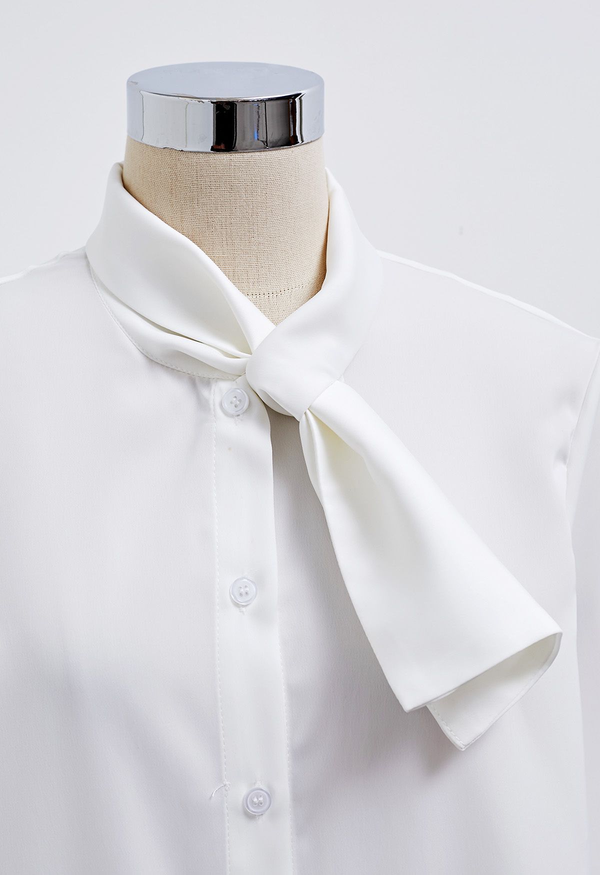 قميص ساتان برباط عنق وأزرار باللون الأبيض