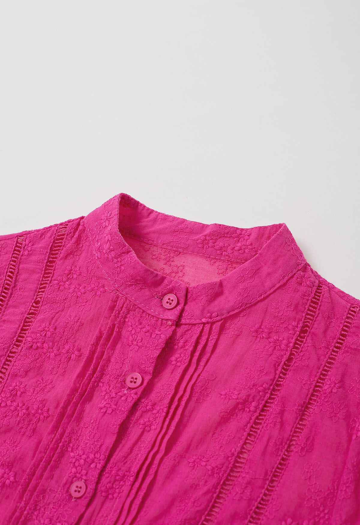 قميص فلوريت مطرز بأزرار سفلية باللون الوردي الساخن