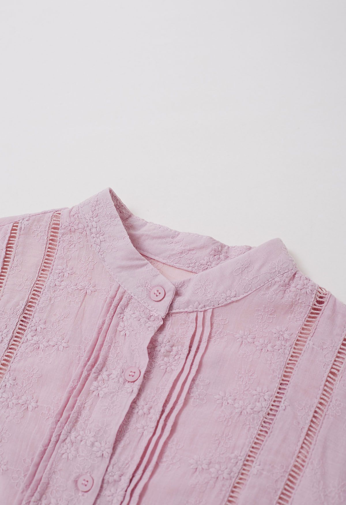 قميص فلوريت مطرز بأزرار سفلية باللون الوردي