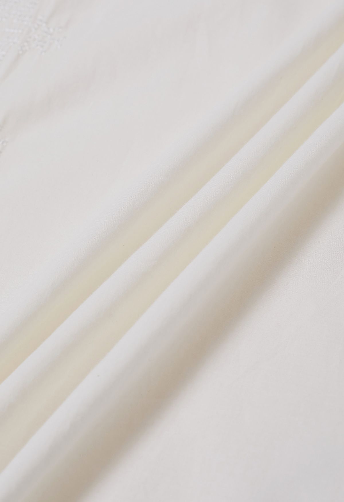 بلوزة قطنية مطرزة بشرابة باللون الأبيض