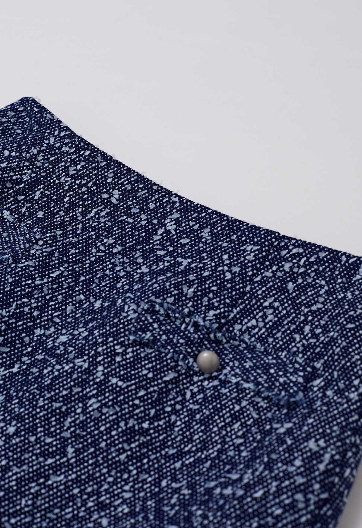 تنورة قصيرة من التويد بأزرار متعددة الألوان باللون الأزرق الداكن