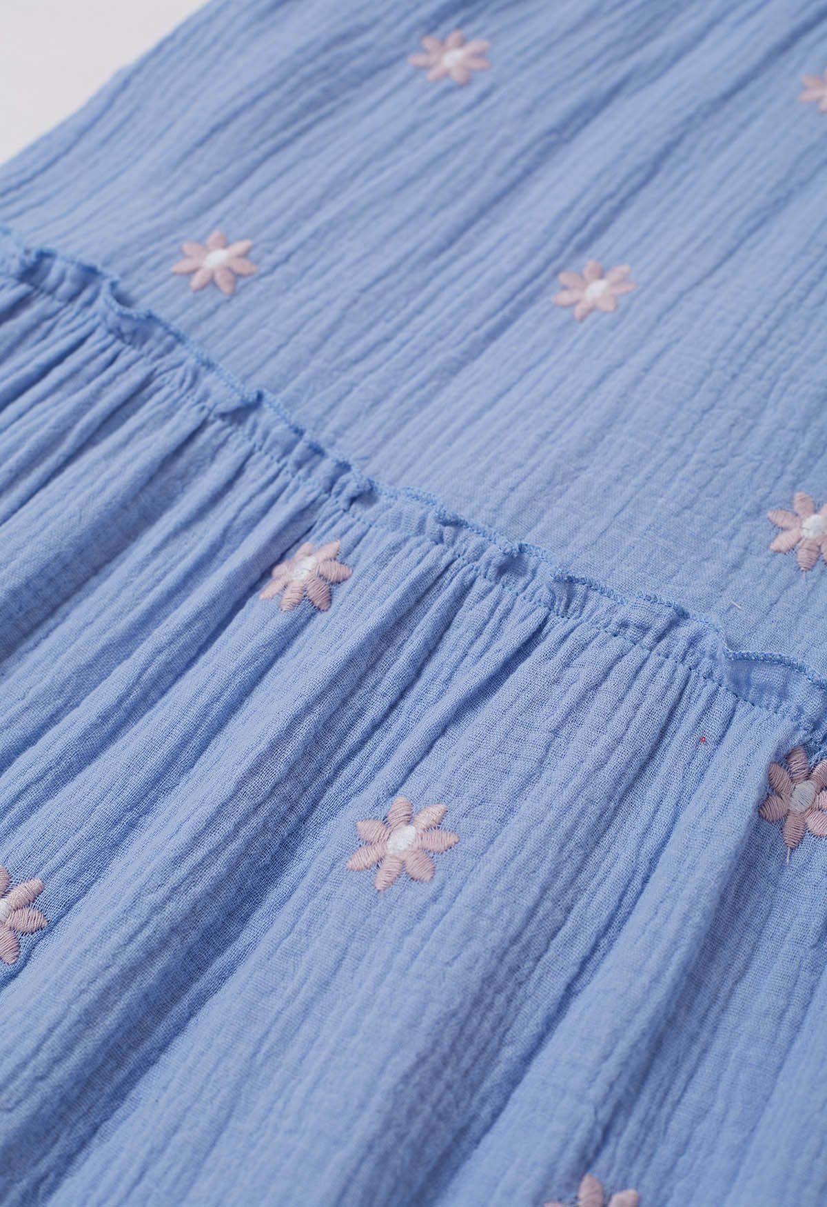 فستان فلوريت متوسط الطول بياقة مربعة ومطرز باللون الأزرق