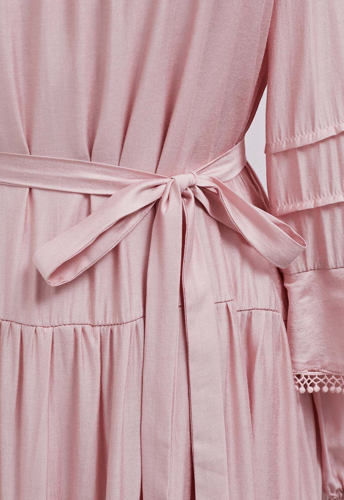 فستان قصير بأكمام متدرجة وتفاصيل هامشية باللون الوردي