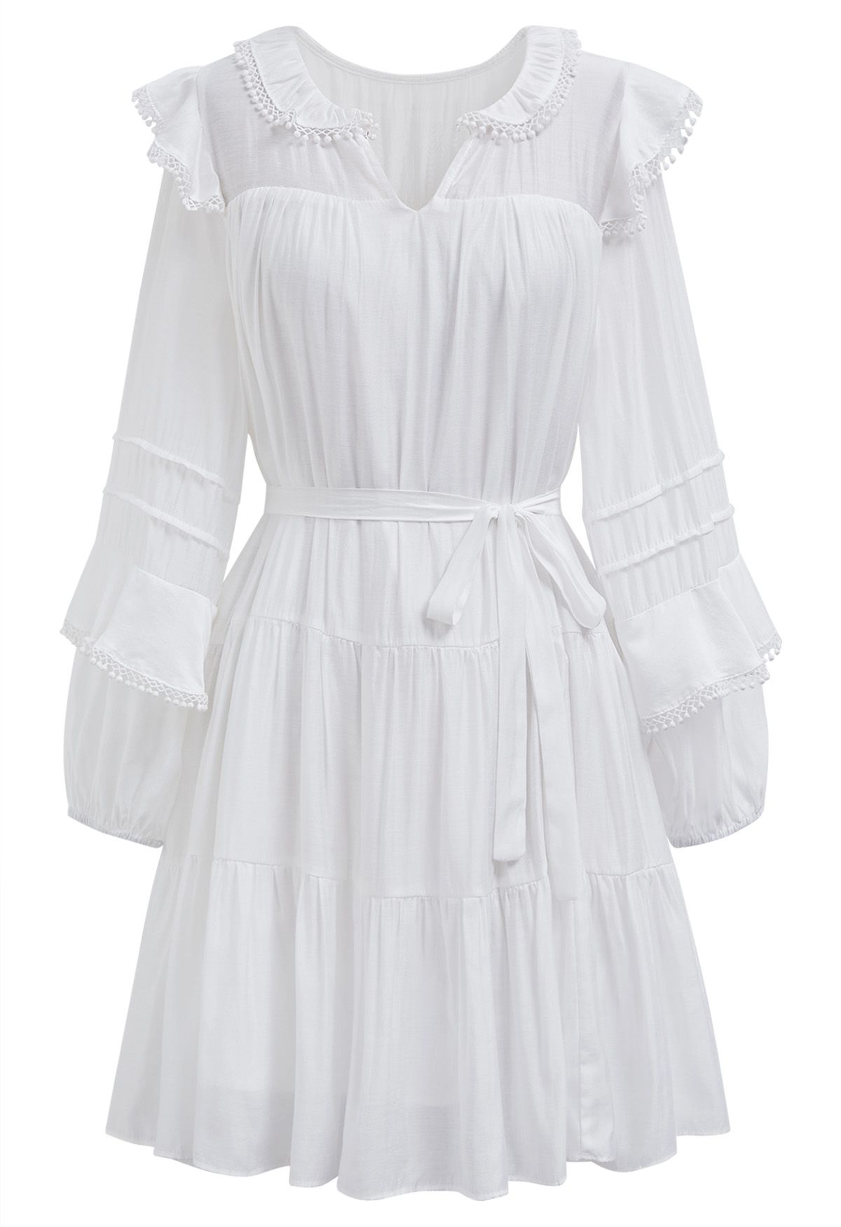 فستان قصير بأكمام متدرجة وتفاصيل هامشية باللون الأبيض