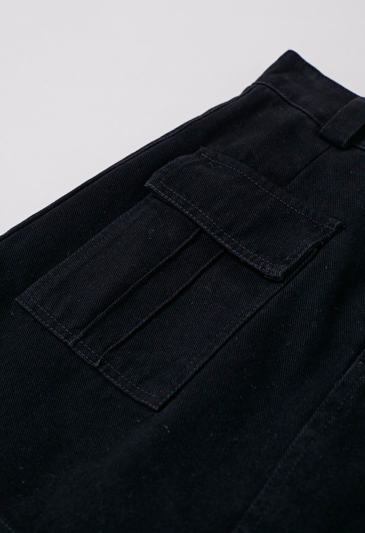 تنورة قصيرة من الدنيم بجيب قلاب مع حزام باللون الأسود