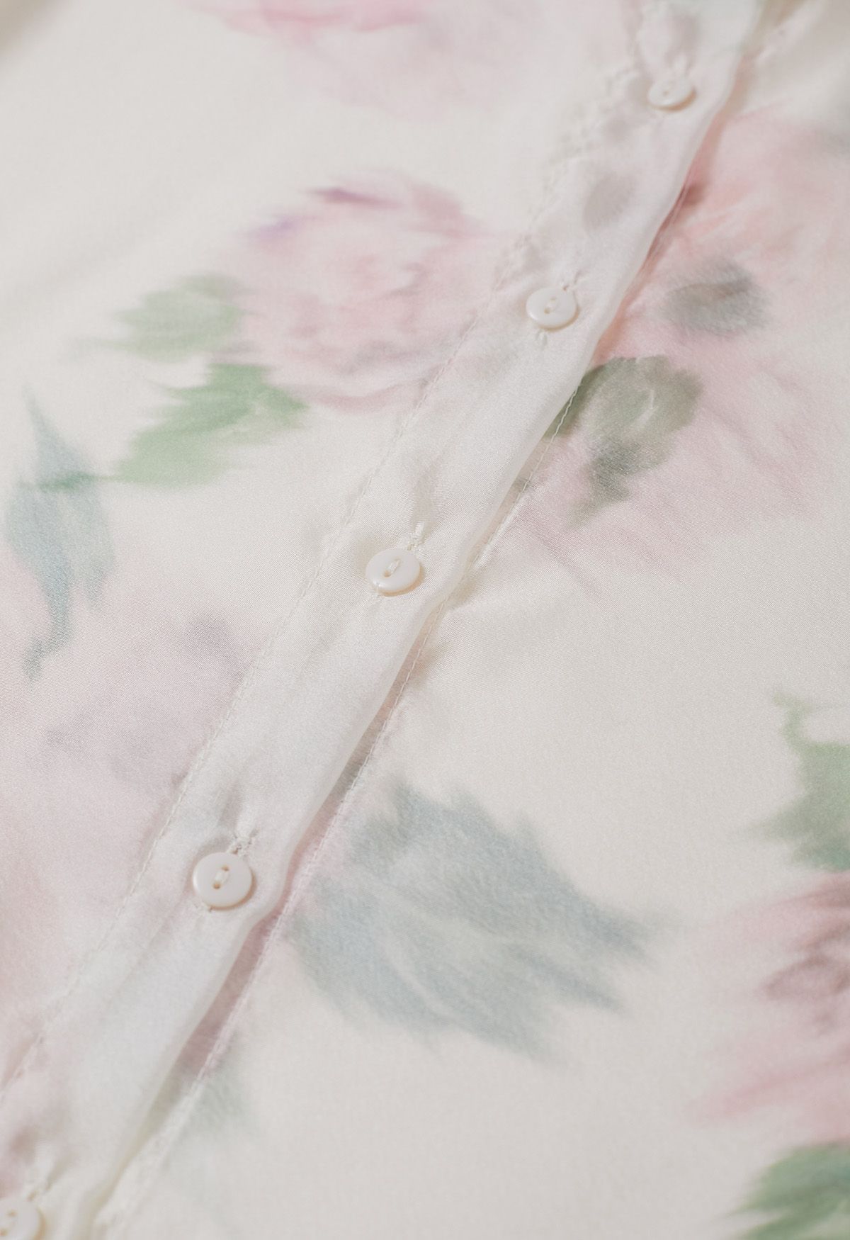 قميص شفاف بعقدة زهور وألوان مائية ساحرة باللون الكريمي
