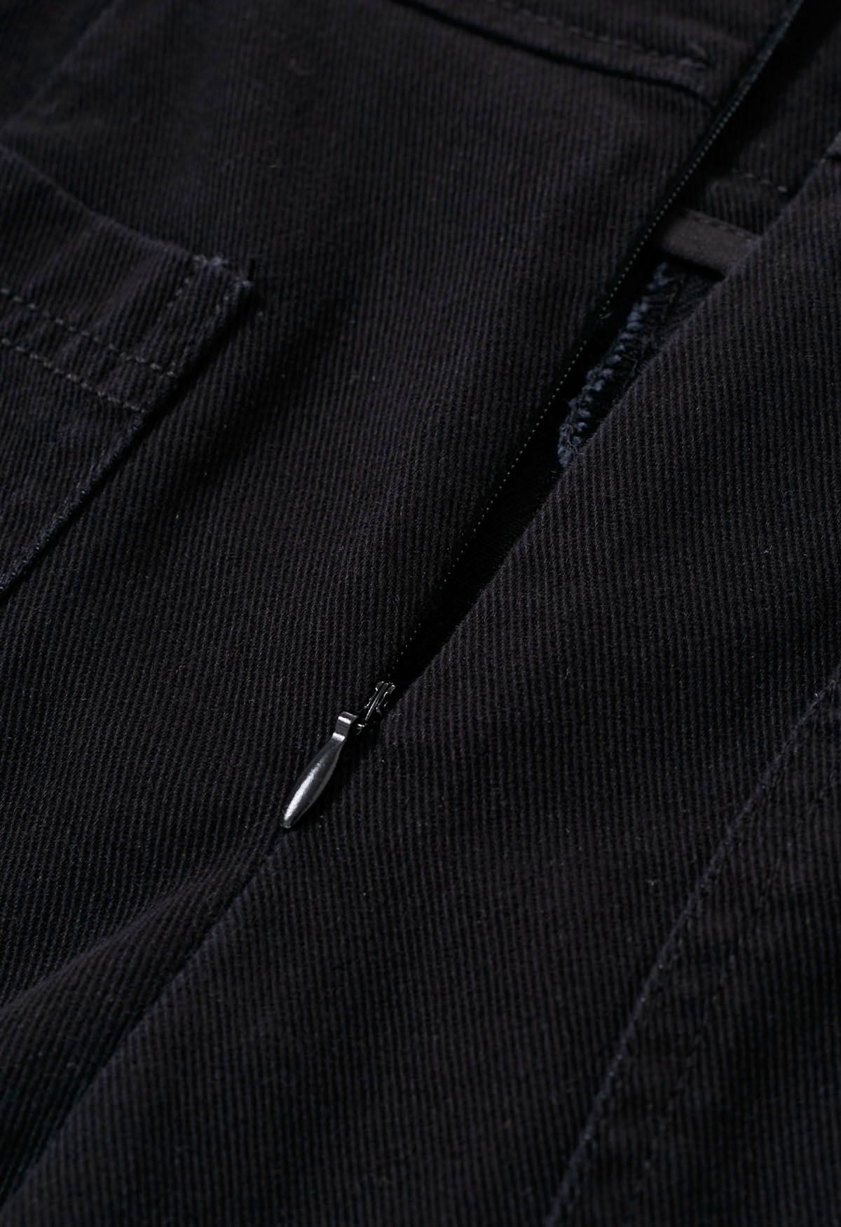 تنورة من قماش الدنيم بحزام وجيوب وهمية باللون الأسود