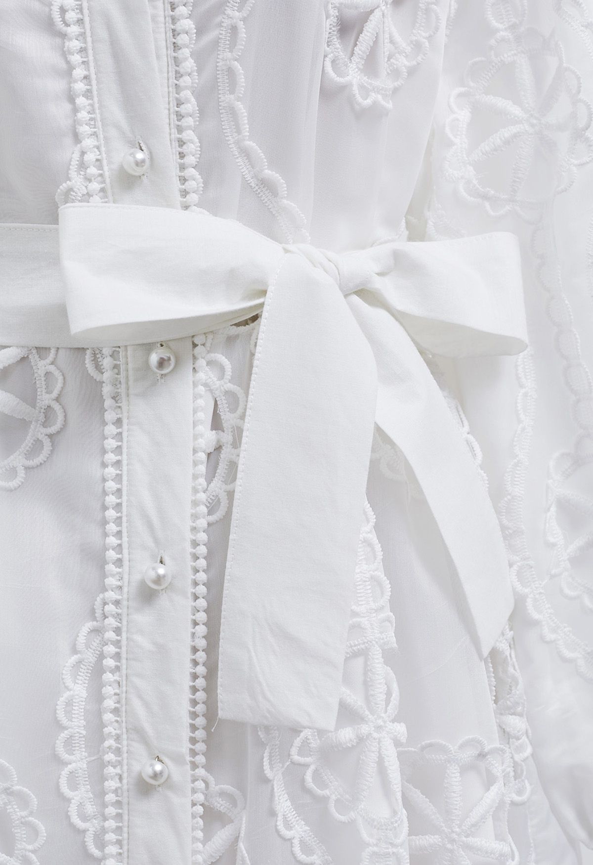 فستان ميدي بأزرار من الكروشيه باللون الأبيض