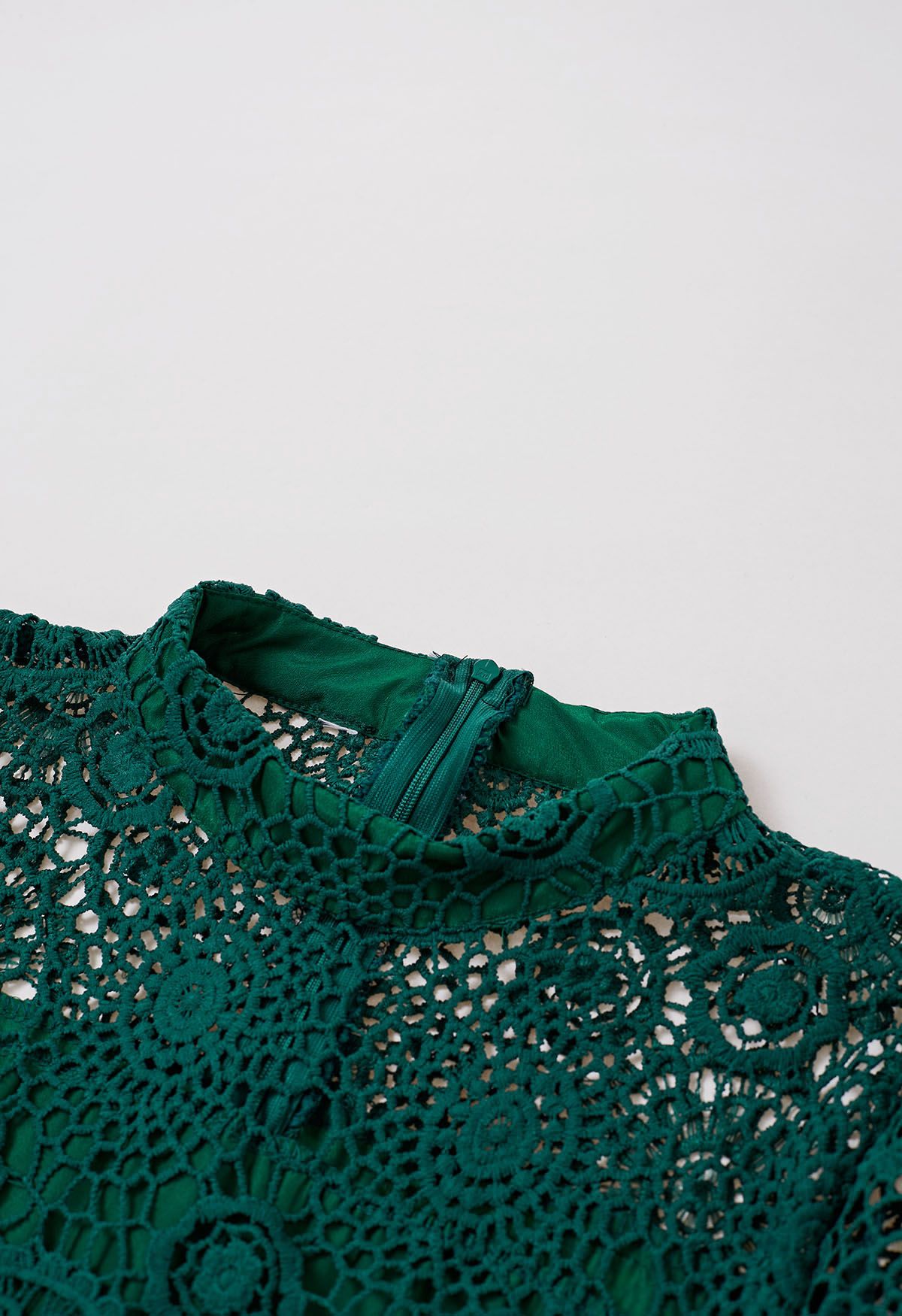فستان ماكسي متدرج بحزام من الدانتيل باللون الأخضر الداكن