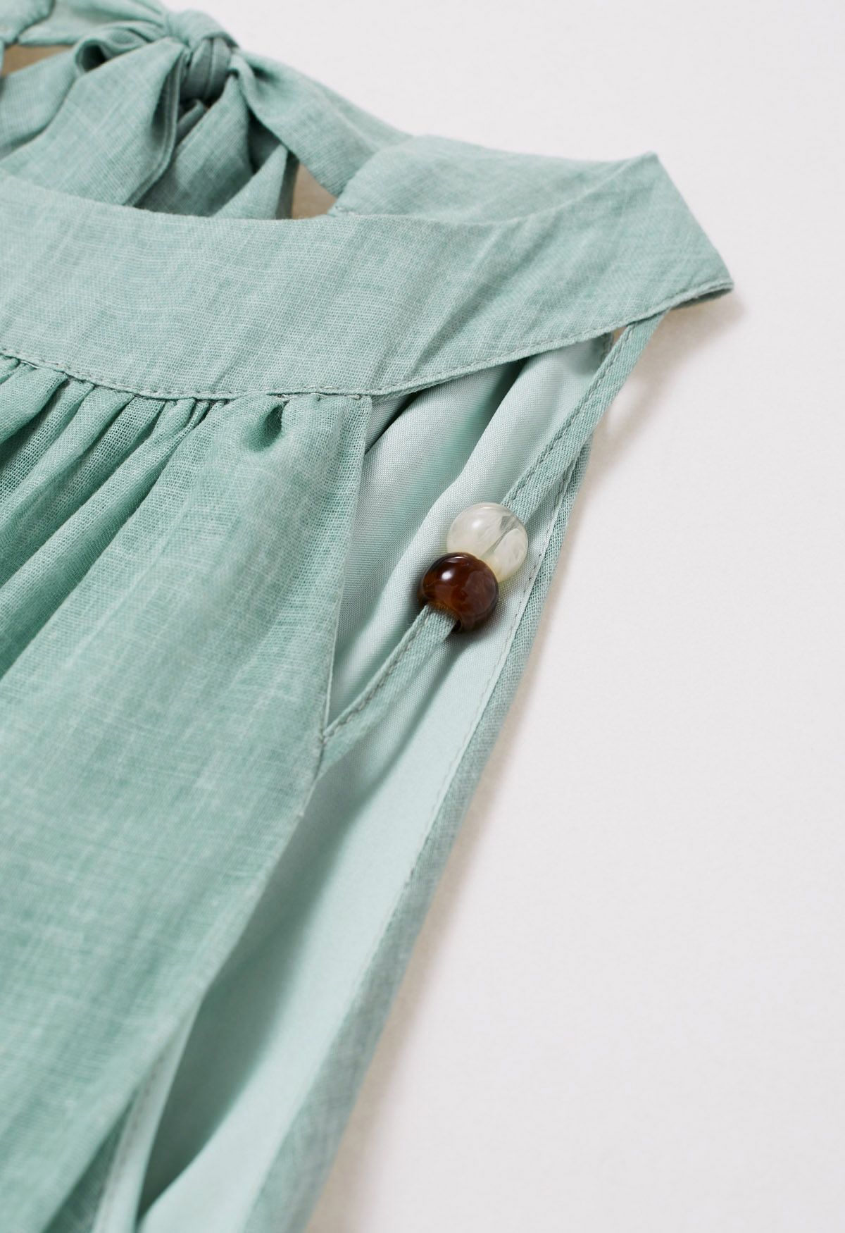 فستان هالتر مطرز بربطة عنق باللون الأخضر البازلاء